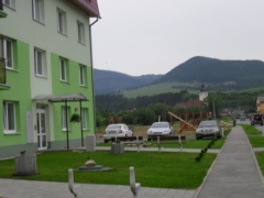 Fotografia: detské ihrisko pri bytovkách