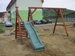 Fotografia: detské ihrisko pri bytovkách