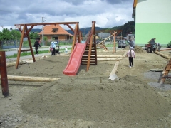 Fotografia: detské ihrisko pri bytovkách