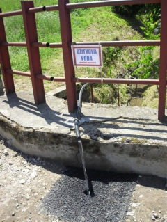 Fotografia: úžitková voda pri cintoríne