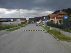 Fotografia: Osadenie spomoľovacích prahov /retardérov/ IBV Jakubianka