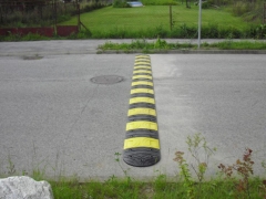 Fotografia: Osadenie spomoľovacích prahov /retardérov/ IBV Jakubianka