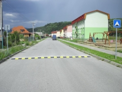 Fotografia: Osadenie spomoľovacích prahov /retardérov/ IBV Jakubianka