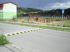 Fotografia: Osadenie spomoľovacích prahov /retardérov/ IBV Jakubianka