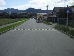 Fotografia: Osadenie spomoľovacích prahov /retardérov/ IBV Jakubianka