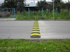 Fotografia: Osadenie spomoľovacích prahov /retardérov/ IBV Jakubianka