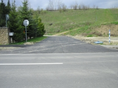 Fotografia: Cesta za školou a vyústenie školskej ulice v dolnej časti obce