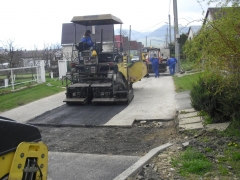 Fotografia: Cesta za školou a vyústenie školskej ulice v dolnej časti obce