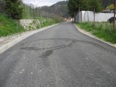 Fotografia: Cesta za školou a vyústenie školskej ulice v dolnej časti obce