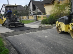 Fotografia: Cesta za školou a vyústenie školskej ulice v dolnej časti obce