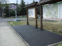 Fotografia: Cesta za školou a vyústenie školskej ulice v dolnej časti obce