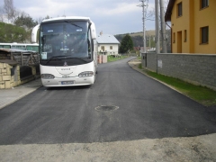 Fotografia: Cesta za školou a vyústenie školskej ulice v dolnej časti obce