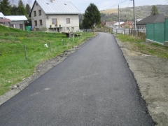Fotografia: Cesta za školou a vyústenie školskej ulice v dolnej časti obce