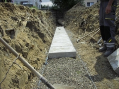 Fotografia: Dláždenie odvodňovacieho rigola