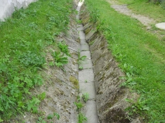 Fotografia: Dláždenie odvodňovacieho rigola