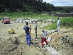 Fotografia: Dláždenie odvodňovacieho rigola