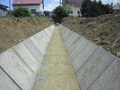 Fotografia: Dláždenie odvodňovacieho rigola
