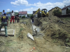 Fotografia: Dláždenie odvodňovacieho rigola