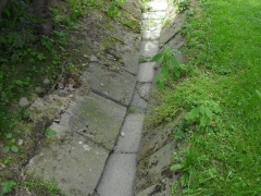 Fotografia: Dláždenie odvodňovacieho rigola