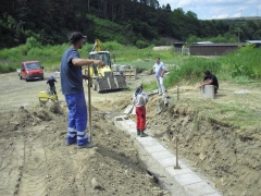 Fotografia: Dláždenie odvodňovacieho rigola