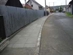 Fotografia: Chodník a drenáž plôch pri miestnej komunikácii v hornej časti obce, od kaplnky vľavo