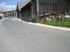 Chodník a drenáž plôch pri miestnej komunikácii v hornej časti obce, od kaplnky vľavo