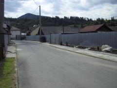 Fotografia: Chodník a drenáž plôch pri miestnej komunikácii v hornej časti obce, od kaplnky vľavo
