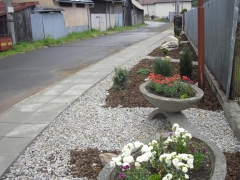 Fotografia: Chodník a drenáž plôch pri miestnej komunikácii v hornej časti obce, od kaplnky vľavo