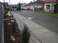 Fotografia: Chodník a drenáž plôch pri miestnej komunikácii v hornej časti obce, od kaplnky vľavo