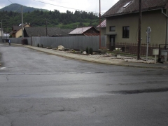 Fotografia: Chodník a drenáž plôch pri miestnej komunikácii v hornej časti obce, od kaplnky vľavo