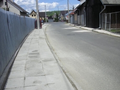 Fotografia: Chodník a drenáž plôch pri miestnej komunikácii v hornej časti obce, od kaplnky vľavo