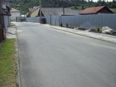Fotografia: Chodník a drenáž plôch pri miestnej komunikácii v hornej časti obce, od kaplnky vľavo