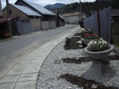 Fotografia: Chodník a drenáž plôch pri miestnej komunikácii v hornej časti obce, od kaplnky vľavo