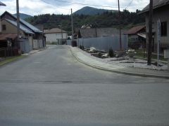Fotografia: Chodník a drenáž plôch pri miestnej komunikácii v hornej časti obce, od kaplnky vľavo