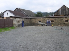 Fotografia: Oprava múru pri obecnom úrade (bývalý sypanec)