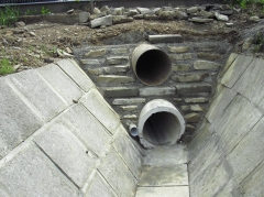 Fotografia: Dláždenie odvodňovacieho rigola