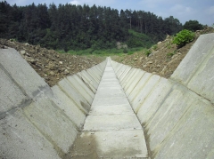 Fotografia: Dláždenie odvodňovacieho rigola