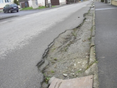 Fotografia: Chodníky v hornej časti obce pri ceste III. triedy