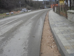 Fotografia: Chodníky v hornej časti obce pri ceste III. triedy