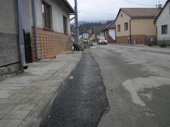 Fotografia: Chodníky v hornej časti obce pri ceste III. triedy
