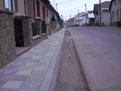 Fotografia: Chodníky v hornej časti obce pri ceste III. triedy
