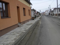 Fotografia: Chodníky v hornej časti obce pri ceste III. triedy