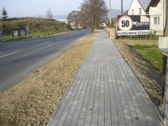 Fotografia: Napojenie chodníka - začiatok obce
