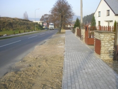 Fotografia: Napojenie chodníka - začiatok obce