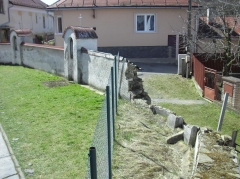 Fotografia: Krížová cesta a kostolná ohrada - stav pred zbúraním (apríl 2015)