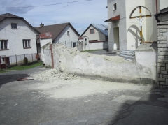 Fotografia: Zbúranie kostolnej ohrady (apríl 2015)