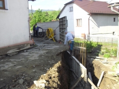 Fotografia: Práce na výstavbe múrového oplotenia okolo kostola - máj, jún 2015