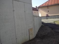 Fotografia: Práce na výstavbe múrového oplotenia okolo kostola - máj, jún 2015
