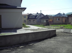 Fotografia: Práce na výstavbe múrového oplotenia okolo kostola - máj, jún 2015