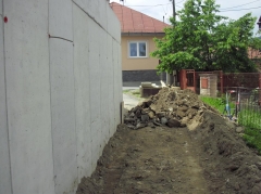 Fotografia: Práce na výstavbe múrového oplotenia okolo kostola - máj, jún 2015